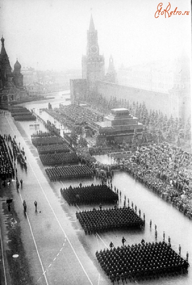 Москва - Общий вид Красной площади во время прохождения войск в день Парада Победы