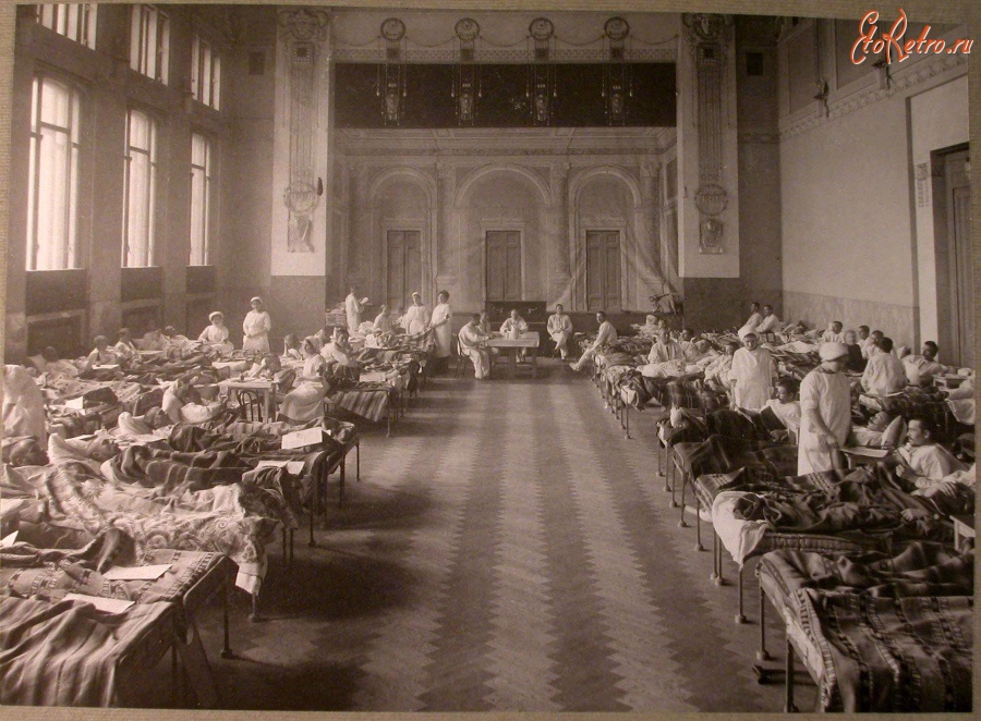 Москва - Раненые в палате лазарета, устроенного в помещении Купеческого клуба