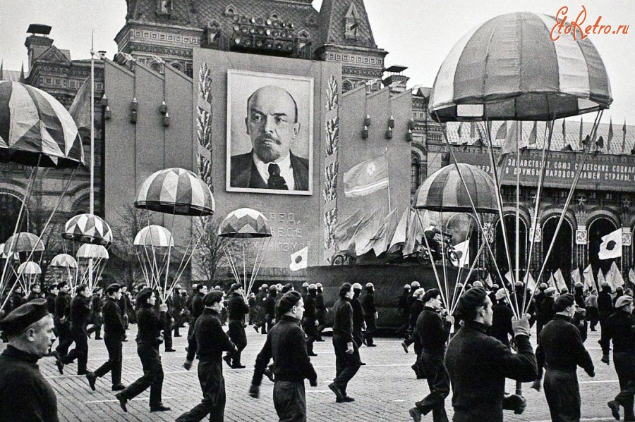 Москва - 1958 г. Группа физкультурников на параде в честь 41-й годовщины Великой Октябрьской революции.