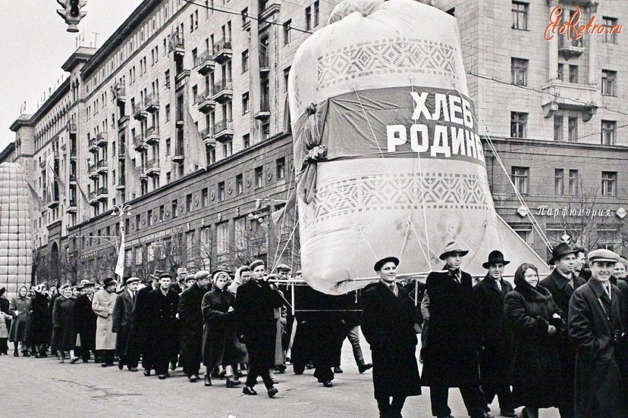 Москва - 1958 г. Трудящиеся идут на праздничную демонстрацию на Красной площади.