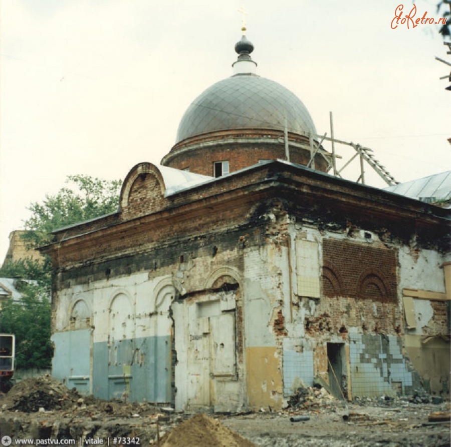 Москва - 1998 церковь Апостола Иакова.Разборка пристроек