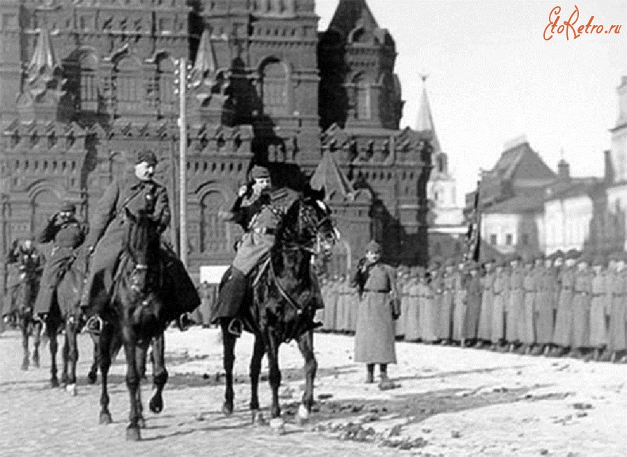 Москва - 23 февраля 1925-го года Михаил Фрунзе впервые осуществлял не обход, а объезд войсковых построений, сидя верхом на коне.