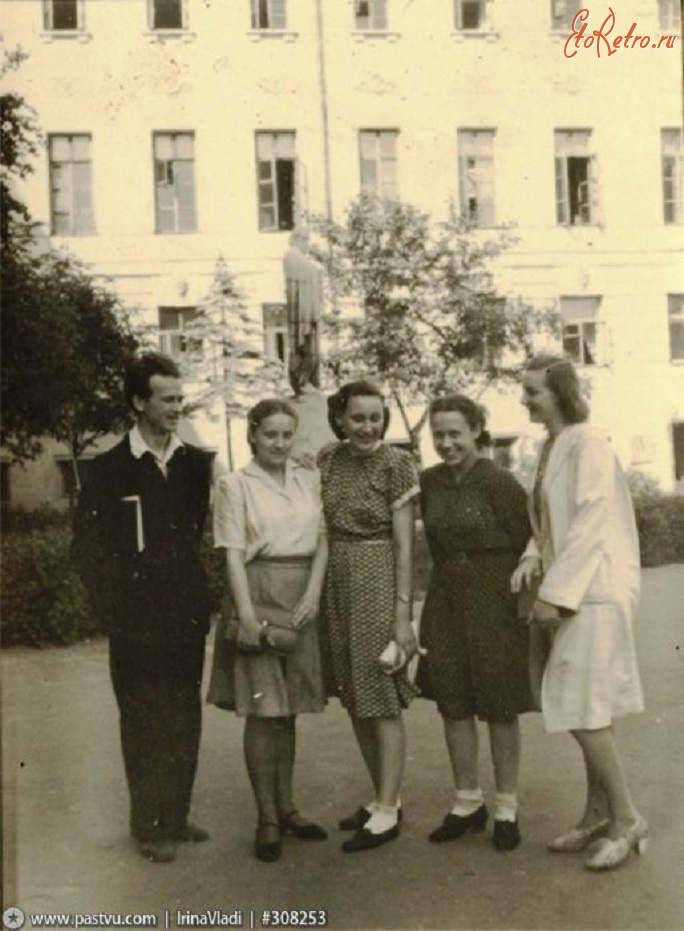Москва - Студенты 3 курса Биофака МГУ (у старого здания Университета на Моховой) 1949, Россия, Москва,
