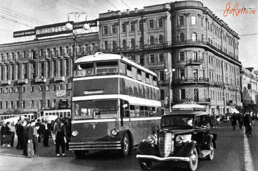 Москва - В 1937-м году на улице Горького в Москве появился британский двухэтажный троллейбус EEC (прототип советского ЯТБ-3)