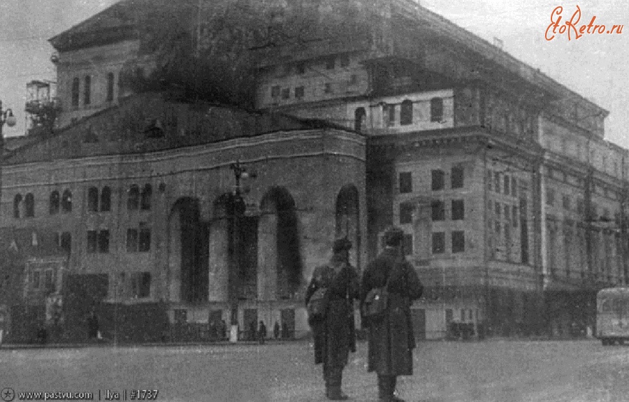 Москва - Патруль перед Большим театром. Здание замаскировано 1941, Россия, Москва,