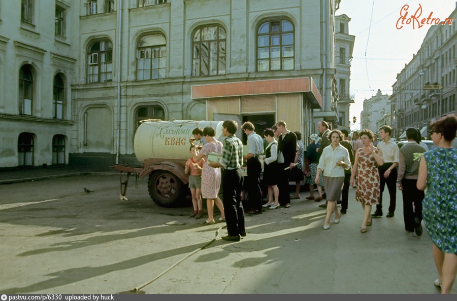 Москва - Улица Кузнецкий Мост. Продажа разливного кваса 1968, Россия, Москва,