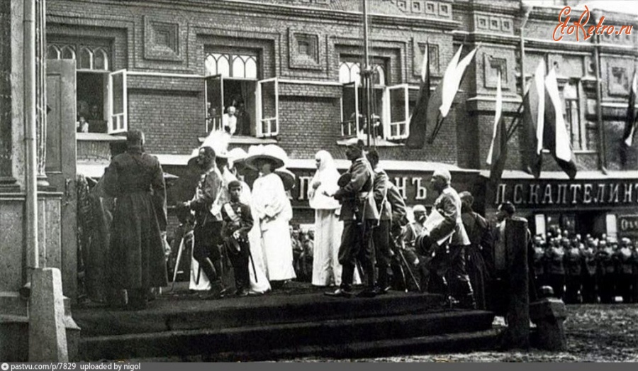Москва - Николай II с семьей посещает Иверскую часовню 1913, Россия, Москва,