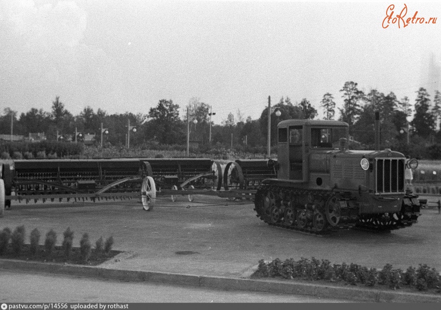 Москва - ВСХВ. Гусеничный трактор с сеялкой 1939, Россия, Москва,