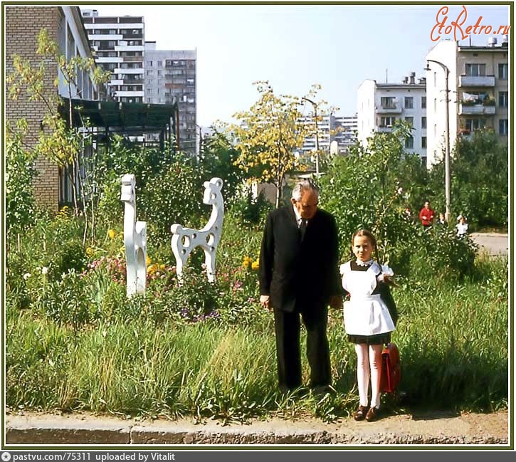 Москва - Скульптуры оленят перед зданием ЖЭК на 16 Парковой улице