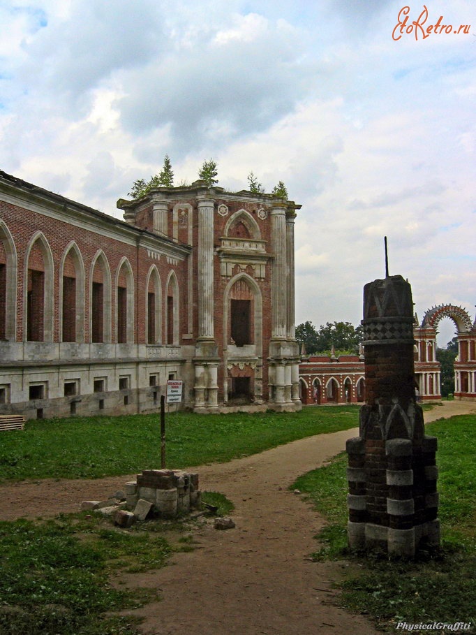 Москва - Царицыно. Остатки старинных столбов-опор ворот Хлебного двора