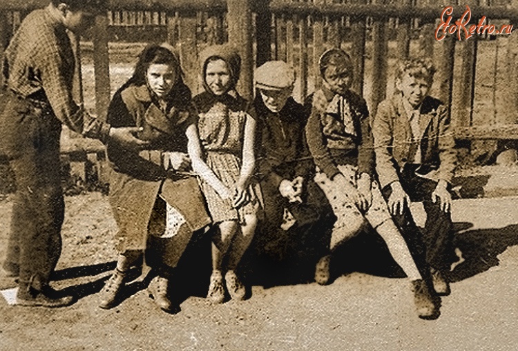 Москва - Лианозовские подростки на школьном дворе (Шенкурский проезд).