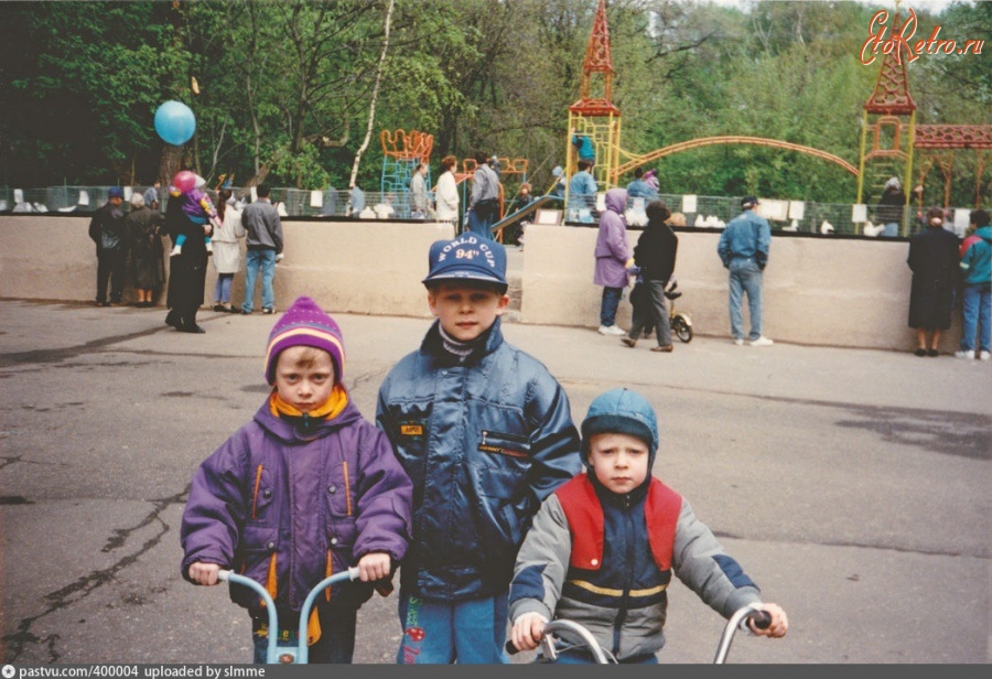 Москва - Перед детским городком в парке Сокольники