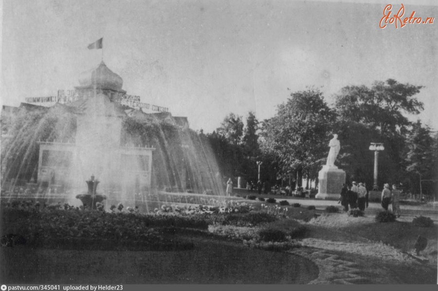 Москва - Парк Сокольники. Центральная площадь с фонтаном и царским павильоном