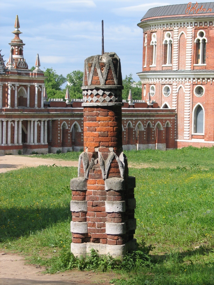 Москва - Царицыно. Старинная опора ворот ограды Хлебного двора