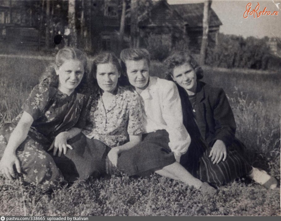 Москва - Девушки на лужайке перед домом №26 на Малом Оленьем переулке