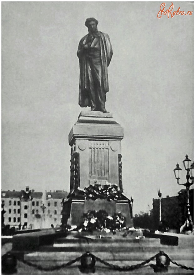 Памятник патрульный москвич