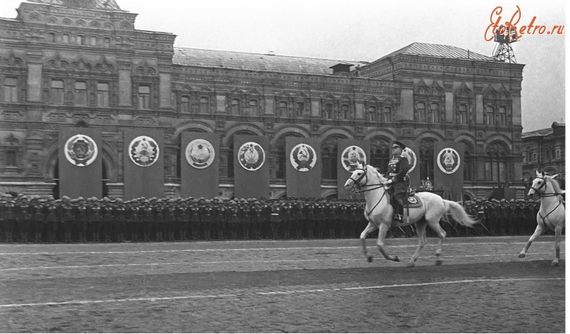 Москва - Маршал Жуков перед войсками на Параде Победы