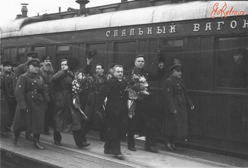 Москва - Встреча папанинцев на Ленинградском вокзале