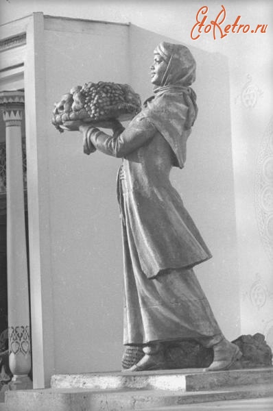 Москва - ВСХВ. Узбекский павильон (скульптура девушки с блюдом)
