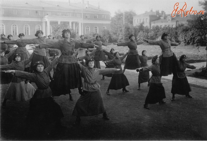 Москва - Женщины-милиционеры выполняют гимнастические упражнения