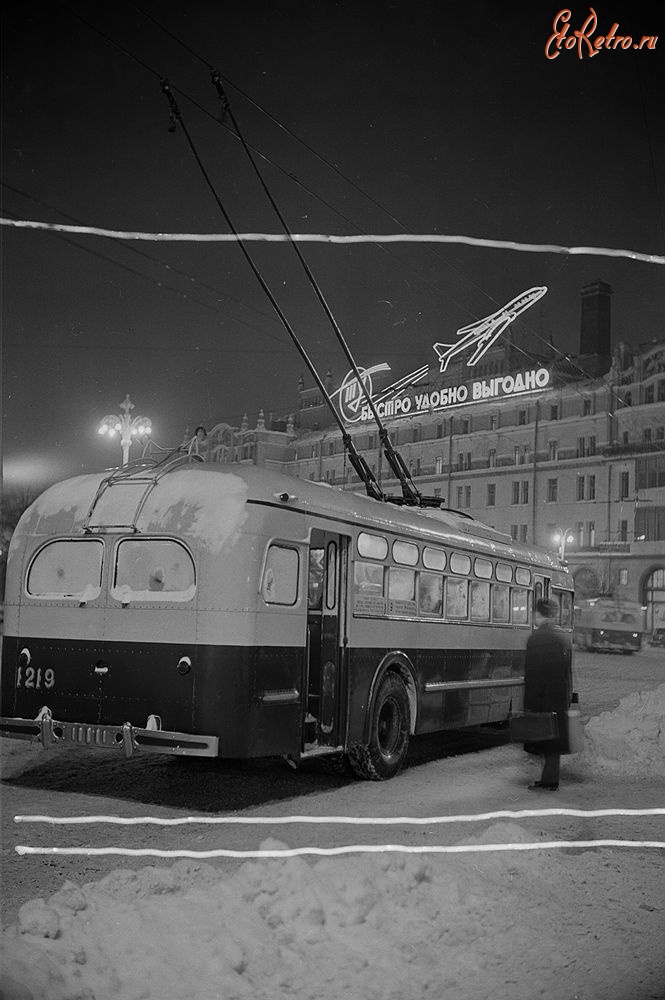 Москва - Московский троллейбус маршрута №9 на площади Революции