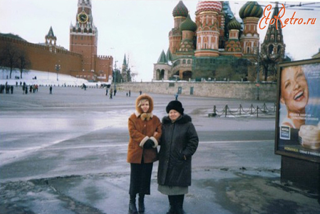 Москва - Спасская башня Кремля и храм Василия Блаженного.