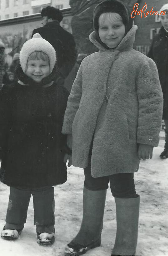 Москва - Я с младшей сестрой у памятника Героям-Панфиловцам в Москве.