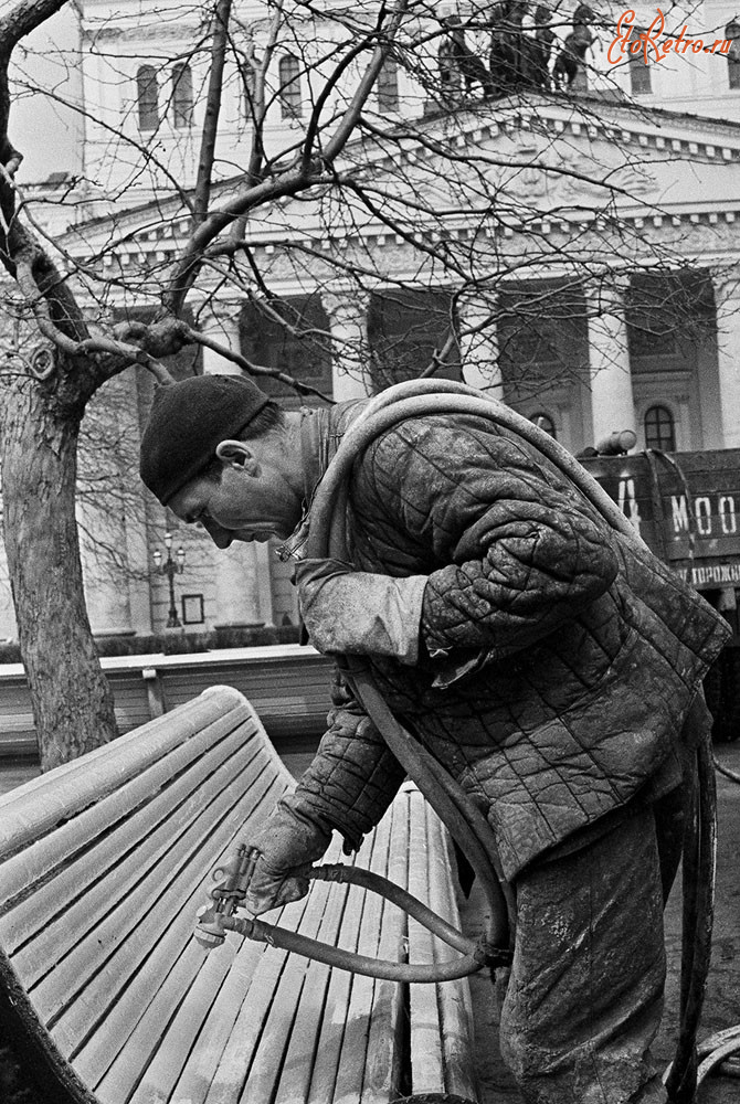 Москва - Покраска скамеек в сквере у Большого театра1960-е годы