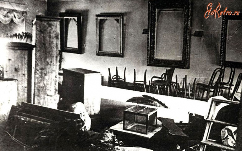 Тульская область - Одна из комнат музея Толстого Л.Н. в Ясной Поляне после изгнания оккупантов