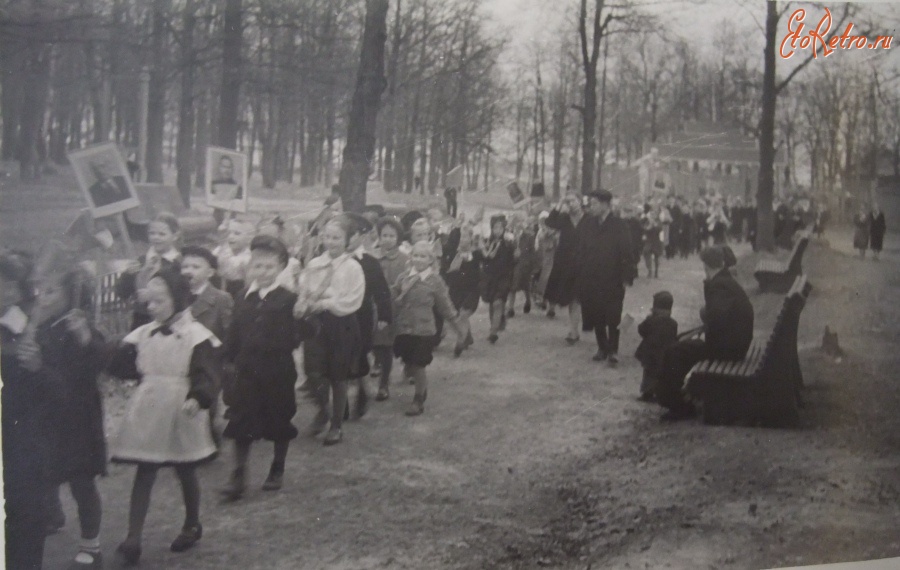 Болохово - Школьники на праздничной демонстрации в городском парке 1955 год