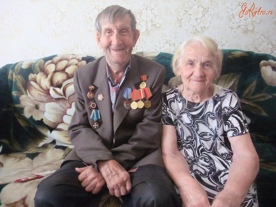 Болохово - Старейший из Болохово, участник Великой Отечественной войны Емельянов Алексей Андреевич с своей супругой в 2013 году