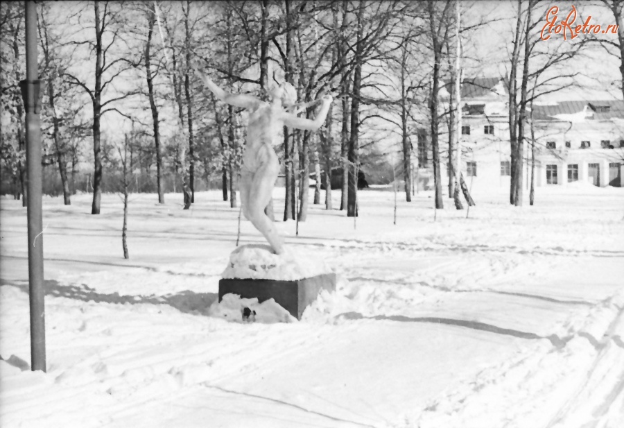 Болохово - Скульптура спортсменки на центральной аллее парка в 1960 году