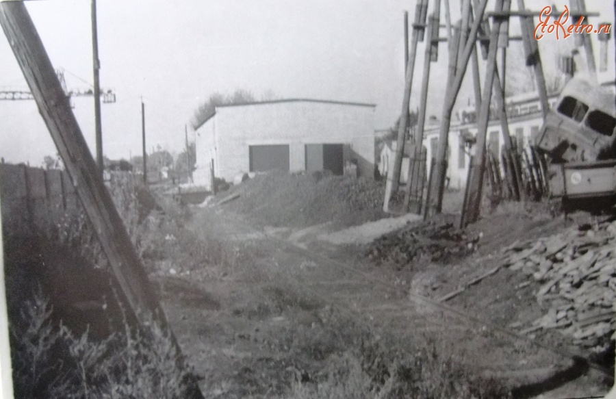 Болохово - Болоховский экспериментальный механический завод до реконструкции 1978 года. Заводской двор  возле железнодорожной линии.