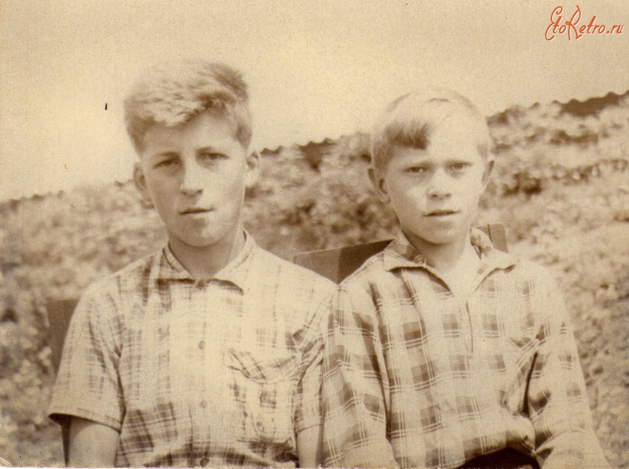 Болохово - Я с другом детства Геннадием Козловым на улице Привокзальной в 1960 году