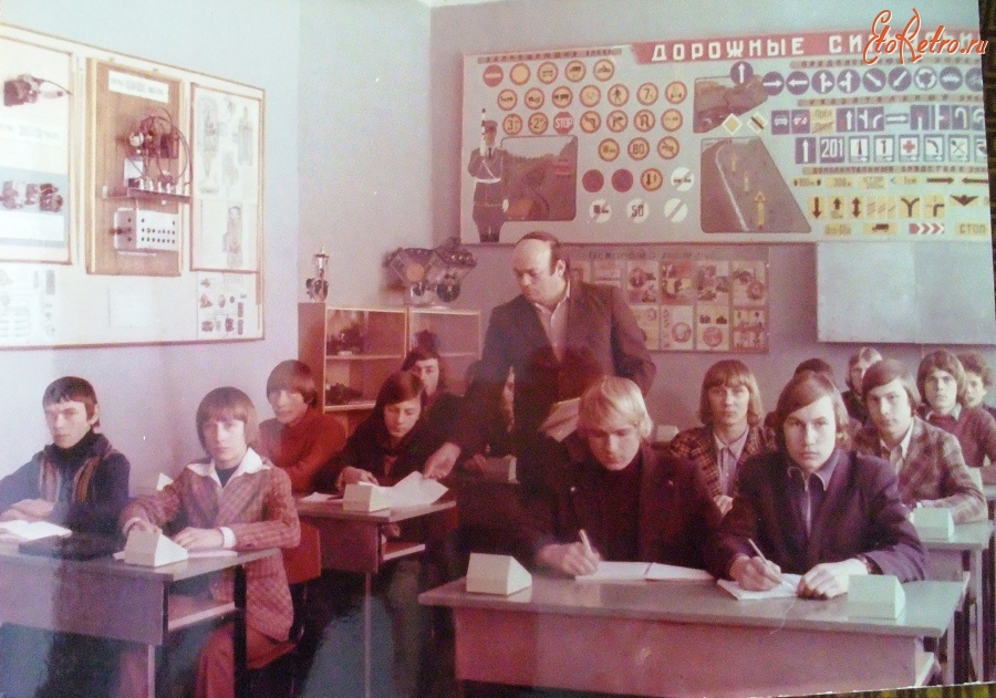 Болохово - Сельское училище г. Болохово. 1975 год.   Урок электротехники ведёт  Османов И.Э.