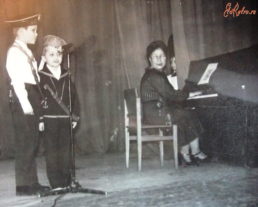 Болохово - Мой любимый город Болохово. Здесь я живу 70 лет. Валентина Николаевна Черепанова аккомпанирует двум молодым певцам. 1993 год.