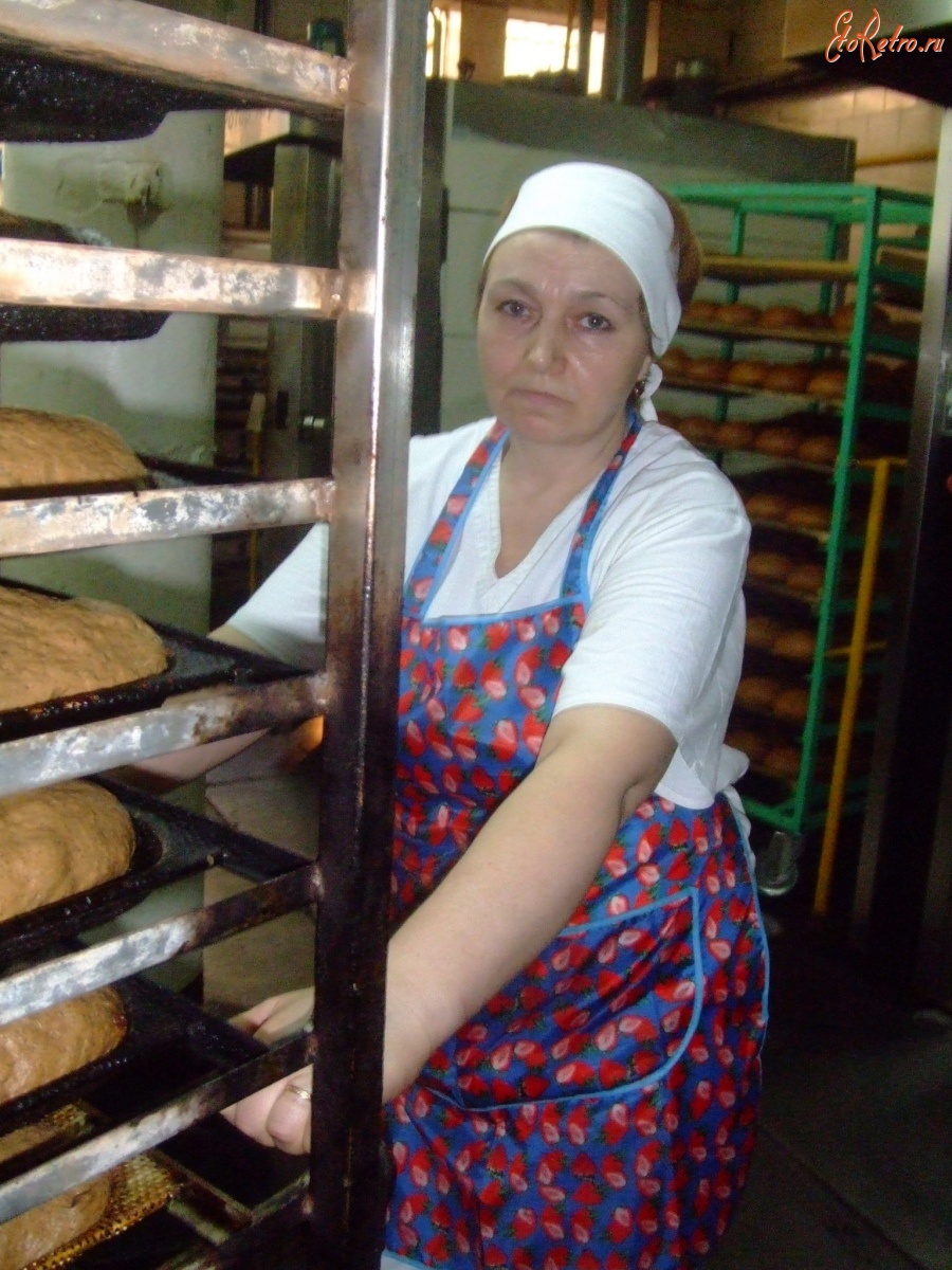 Болохово - Болоховский хлебозавод -старейшее предприятие города.Хороший хлеб получается у добрых и красивых людей. Каждый грамм хлеба содержит частичку души людей его создавших.  Наш пекарь Женя Головина. 2008 год.