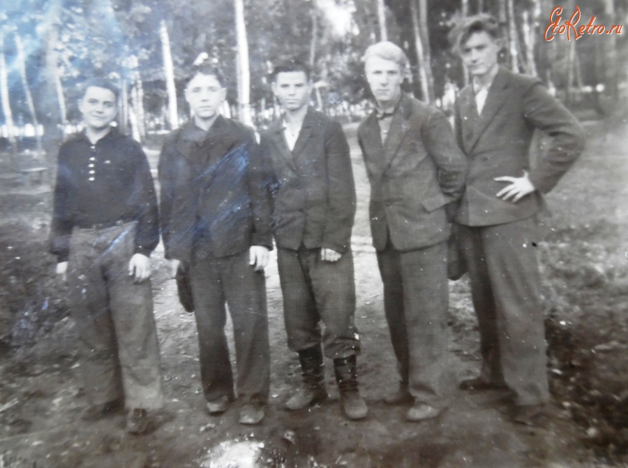 Болохово - Мой любимый город Болохово. Здесь я живу 70 лет. Лев Григорьевич Громыко(четвёртый справа) с друзьями в парке. 1947 год.