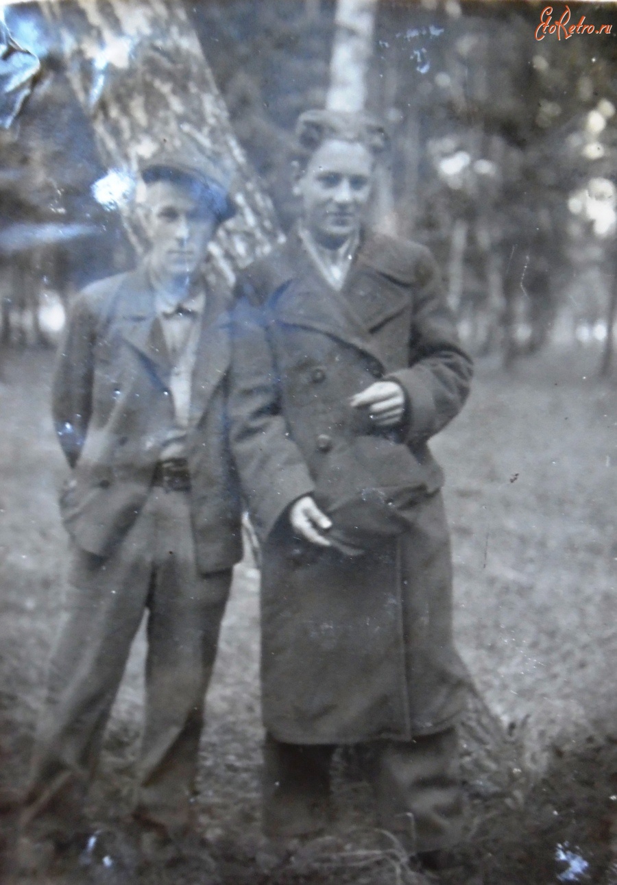 Болохово - Мой любимый город Болохово. Здесь я живу 70 лет. Лев Григорьевич Громыко с другом Борисом Шишковым в парке. 1947 год.