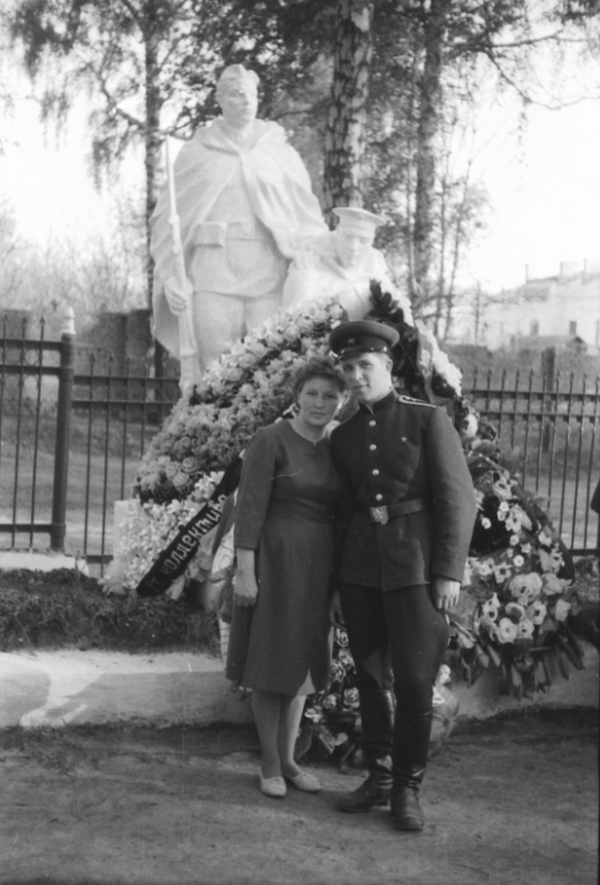 Болохово - Мой любимый город Болохово. Здесь я живу 70 лет.  На братской могиле. На память Курсант Юрий Новиков с мамой. 1961 год.