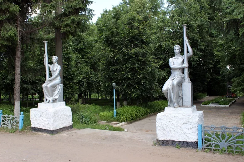 Одоев - Одоев - один из славных городов Тульской области.  Сквер героев. 1995 год.