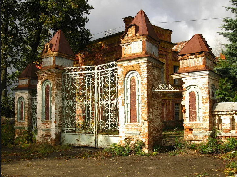 Одоев - Одоев - один из славных городов Тульской области.    Некоторые усадьбы ещё хранят следы былого величия. 2002 год.