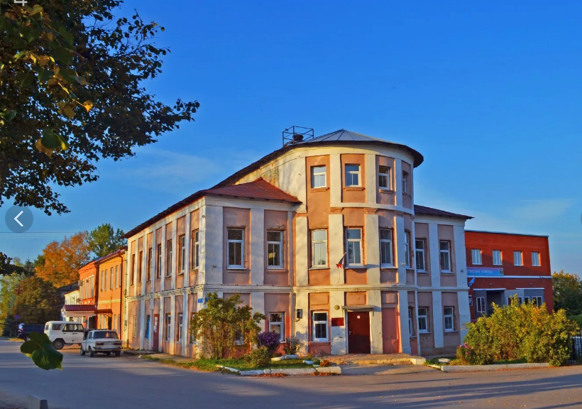 Одоев - Одоев - один из славных городов Тульской области. Дом детского творчества. Ранее в этом здании размешалась городская управа. 2010 год.