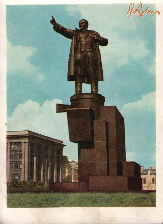 Санкт-Петербург - Ленинград. Памятник В.И.Ленину у Финлядского вокзала.