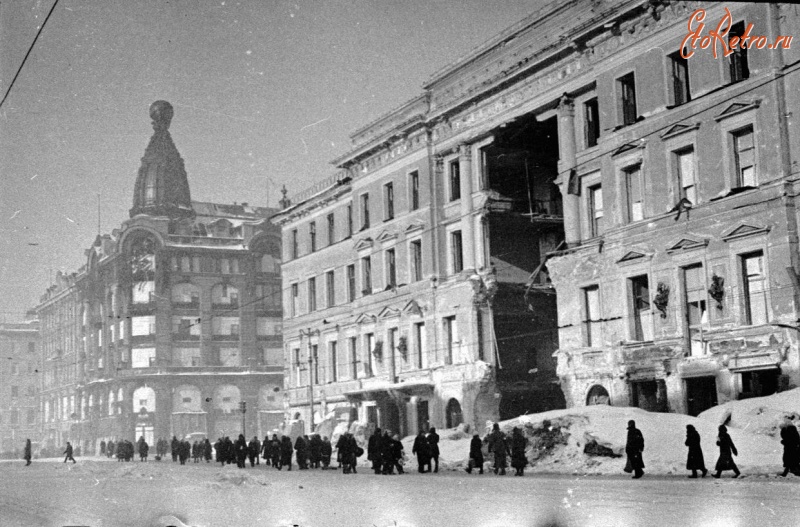 Санкт-Петербург - Невский проспект зимой в блокадном Ленинграде.