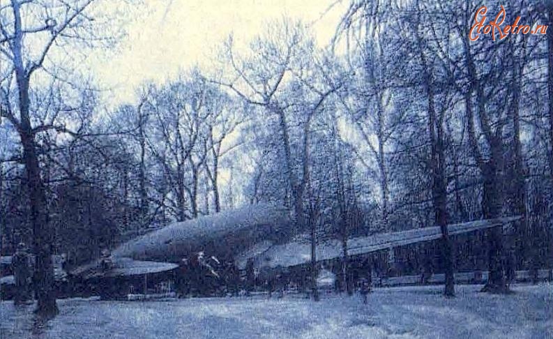 Санкт-Петербург - Самолёт ЛИ-2 в Таврическом саду.