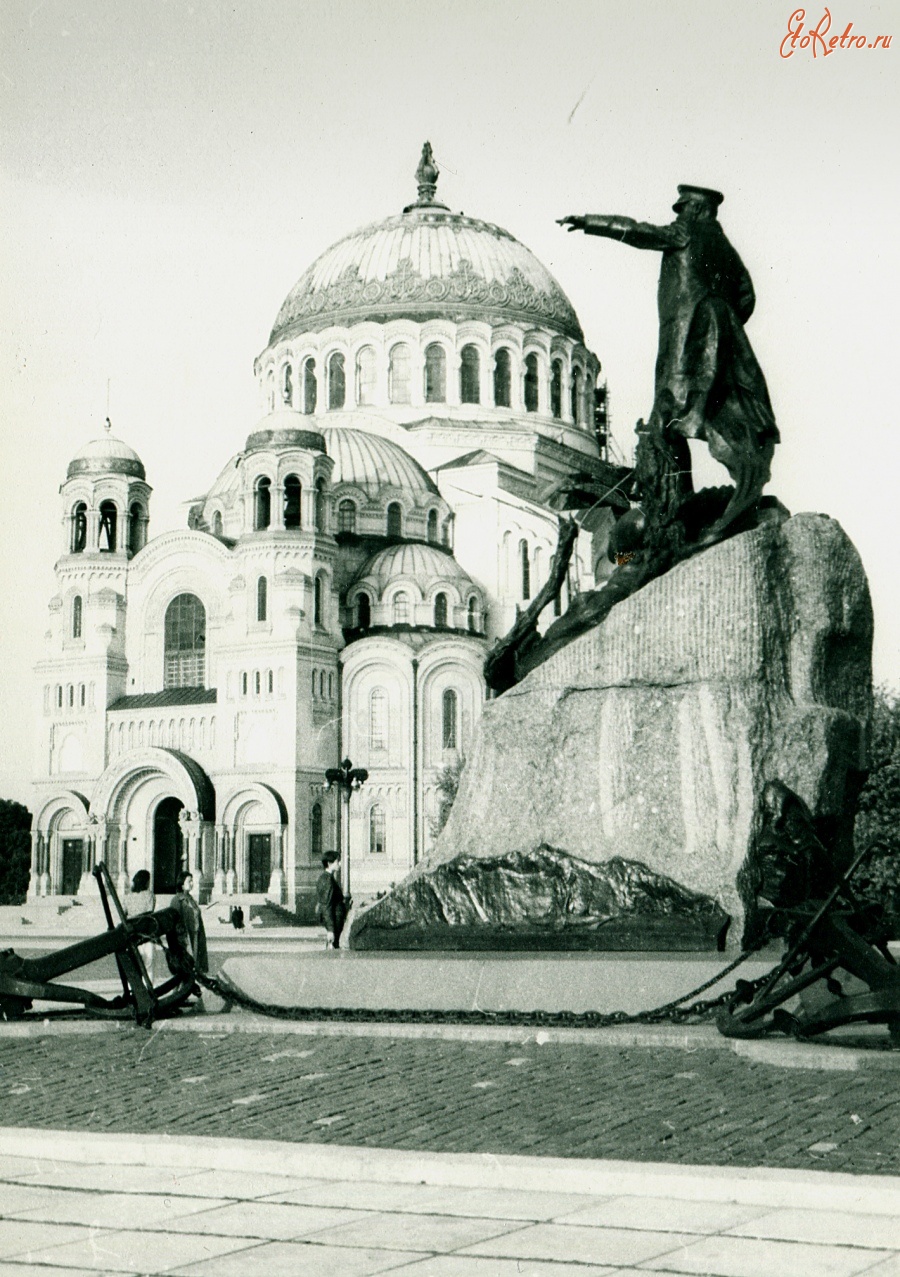 Санкт-Петербург - Памятник адмиралу Макарову на фоне Никольского собора