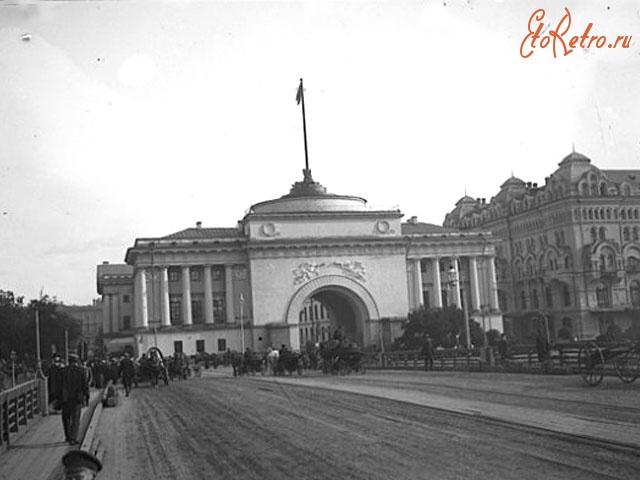 Санкт-Петербург - Павильон Адмиралтейства со стороны Дворцового моста.