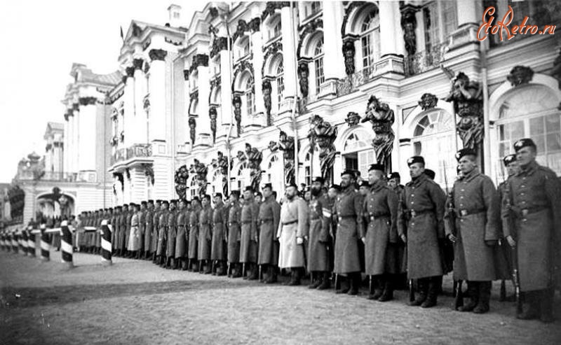 Санкт-Петербург - Строй солдат у Екатерининского дворца