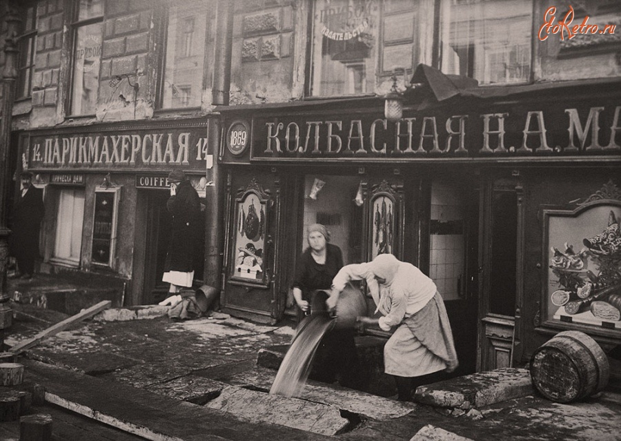 Санкт-Петербург - Работницы магазинов откачивают воду из торговых залов после наводнения.